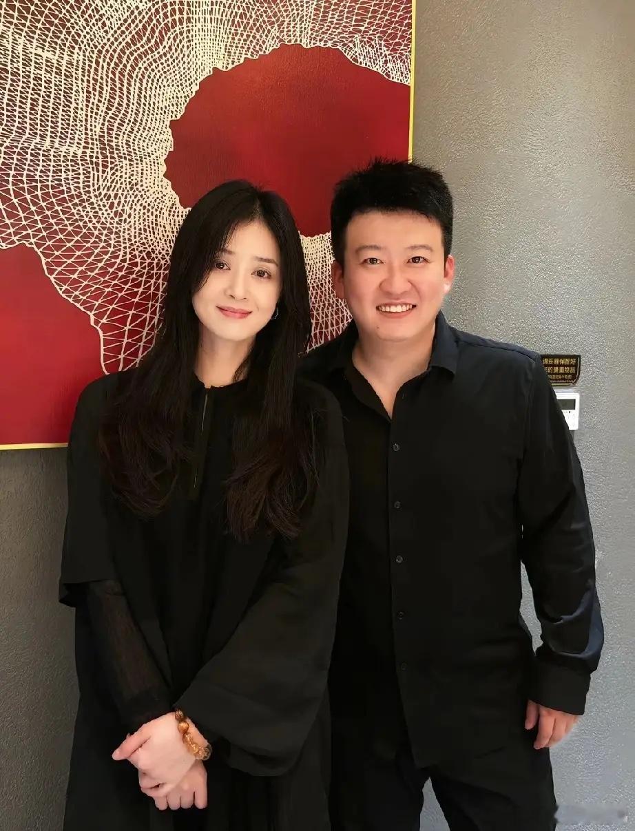 42岁的蒋欣捧场侄子新开的餐厅，其侄子晒合影，网友调侃“她看着不像你姑姑，你看着