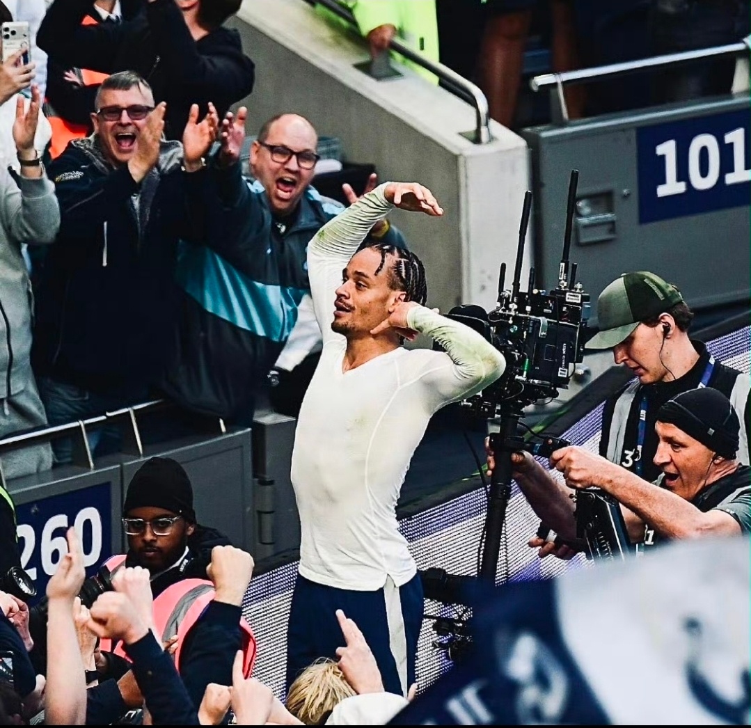 热刺被绝平热刺15轮不胜深陷降级！西蒙斯脱衣庆祝遭绝平，白鹿巷恐降级英冠北京时间