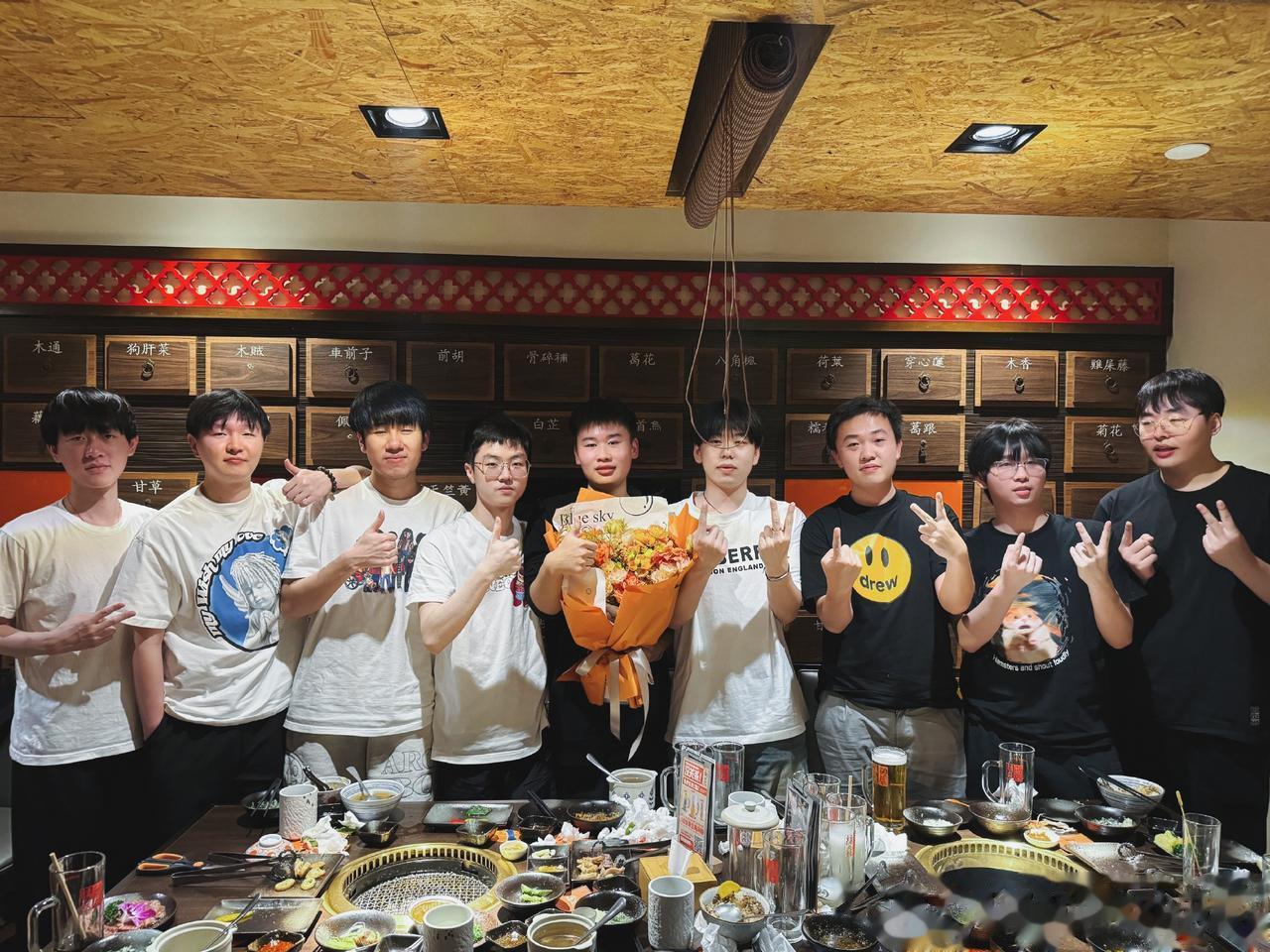 好一张全家福！Gala和Ming都来了，Wei这个生日过多有排面~
基本上都全了