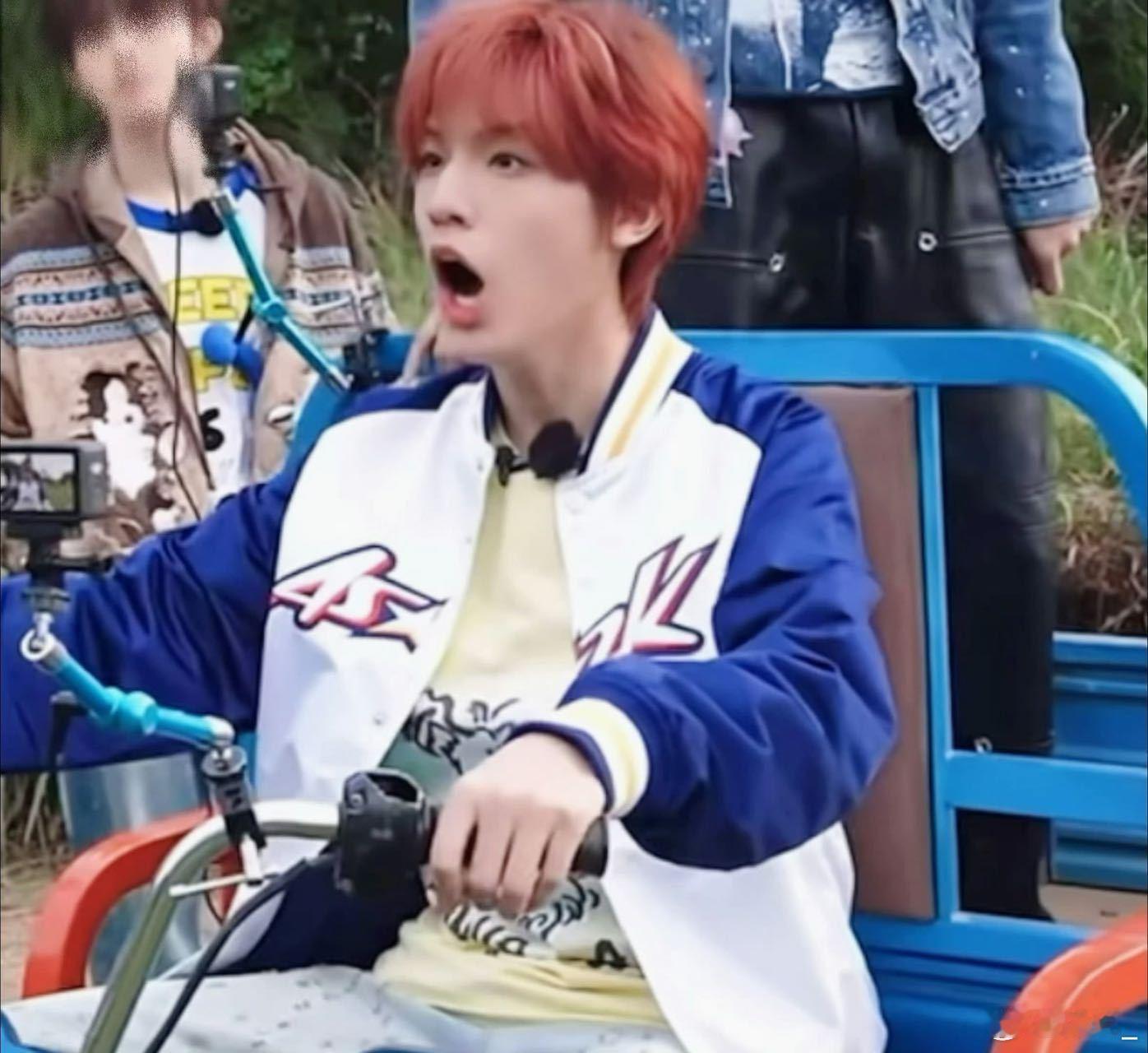 苏新皓张泽禹粉丝抽象到一块了 前有苏粉打卡刘雨昕痛车，今有张粉冲宁哥痛车，TOP