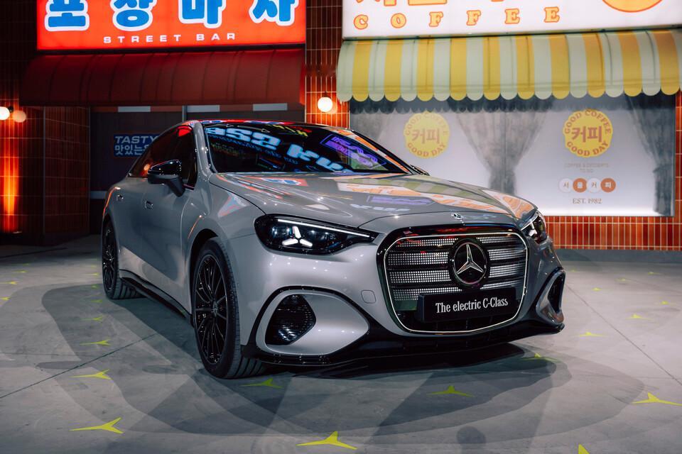 【全新奔驰纯电 C 级全球首发】奔驰什么时候也开始用大嘴了？感觉如果换个logo