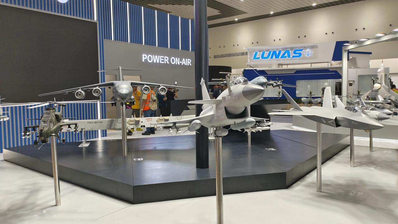 LIMA’25，中航展台，歼10CE模型占据C位。