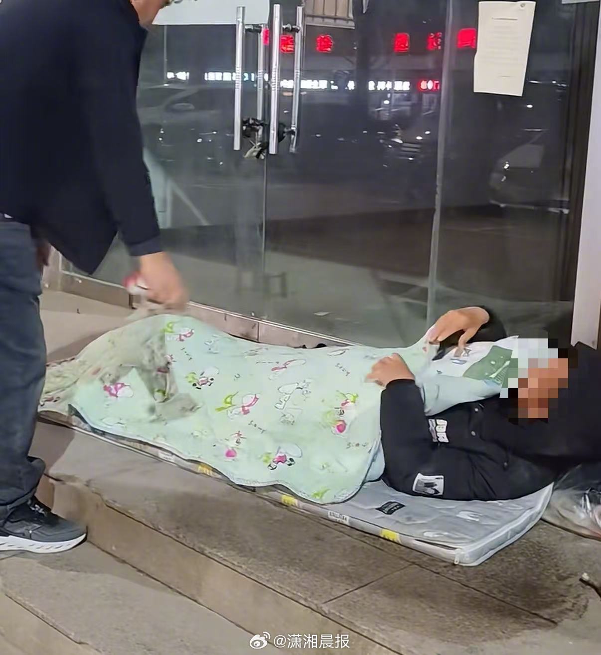 【#一家三口轮番给露宿老人送被褥棉袄#】#女子回应一家三口轮番帮助露宿老人#近日