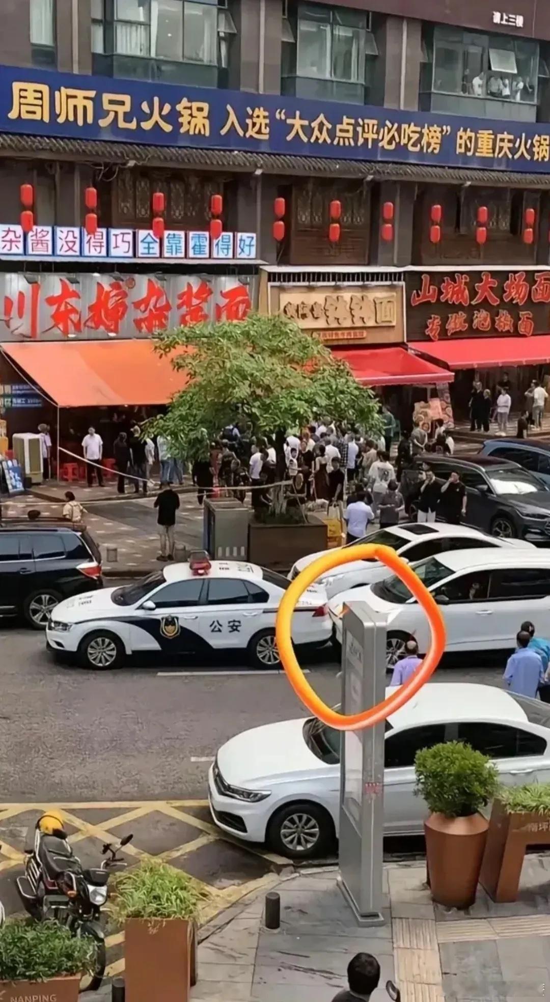 同行是冤家重庆南坪两家面馆，“川东炸酱”和“大场面”两家面馆中间只隔了一间铺面！