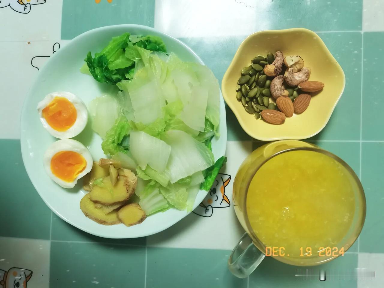 冬日绵绵之中年女性减脂早餐日记
主食：小麦胚芽
蛋白质：鸡蛋
蔬菜坚果：生菜、大