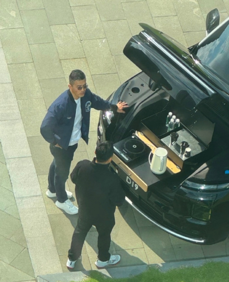 前备箱又被玩出花了。零跑 D19 直接把前备箱变成了泡茶场景，应该前面有一个供给