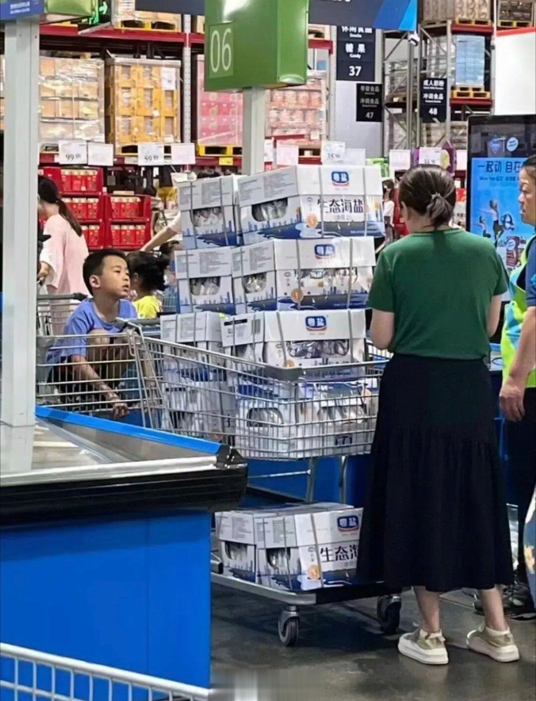 抢盐的，真不嫌丢人的吗？[汗] ​​​