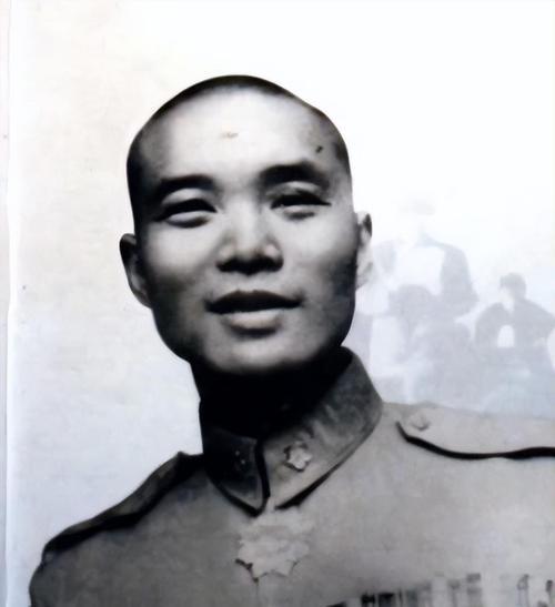 1934年上海，唐生明理发时掐了修甲女工的脸，被店家扣留勒索500大洋。他假意配
