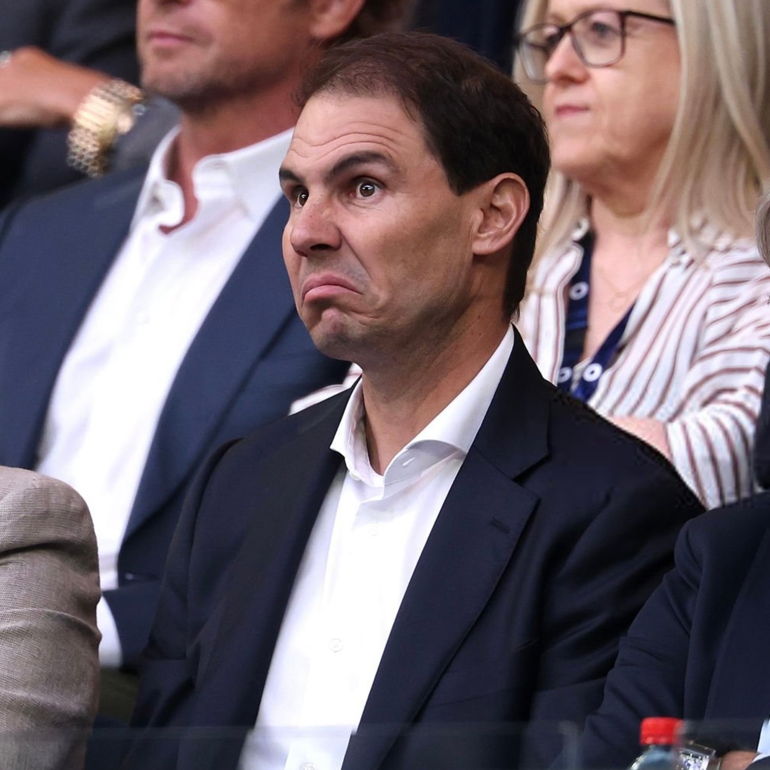 “曼联老师，方便问一下您老婆是做什么行业的吗？”“方便啊，没有。”“是没有在工作