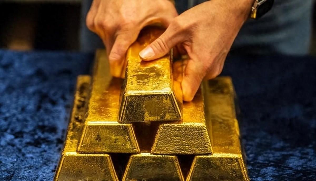 全球警报拉响！进入倒计时，一场史无前例的黄金抛售潮正像幽灵般逼近。散户还在疯狂接