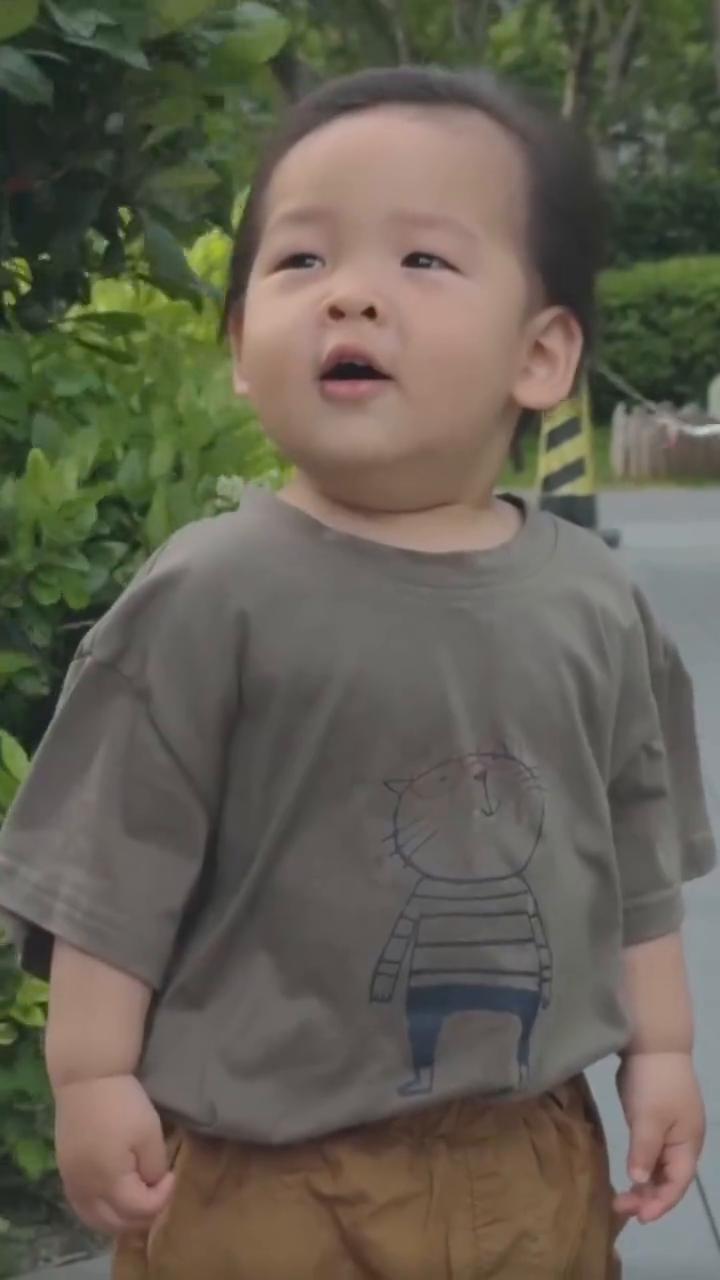 原来小朋友真的会认真听风。他不赶时间，也不懂烦恼。认真感受这个世界，只是站在那里