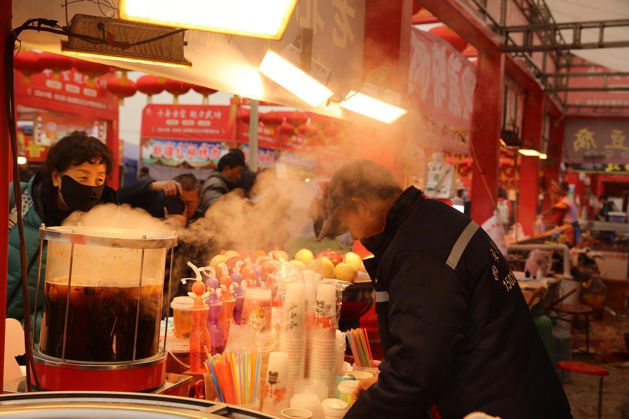 老百姓的烟火生活

日色破晓，街巷悠悠，摊前热气腾腾，豆浆油条满是生活况味。热闹