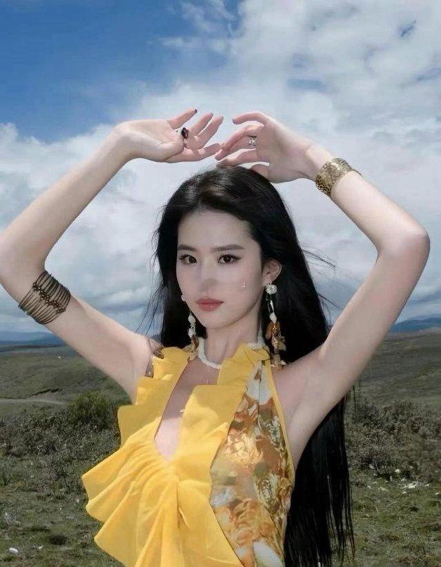 刘亦菲这身无敌了，白瘦美，眼神很有侵略性！ 