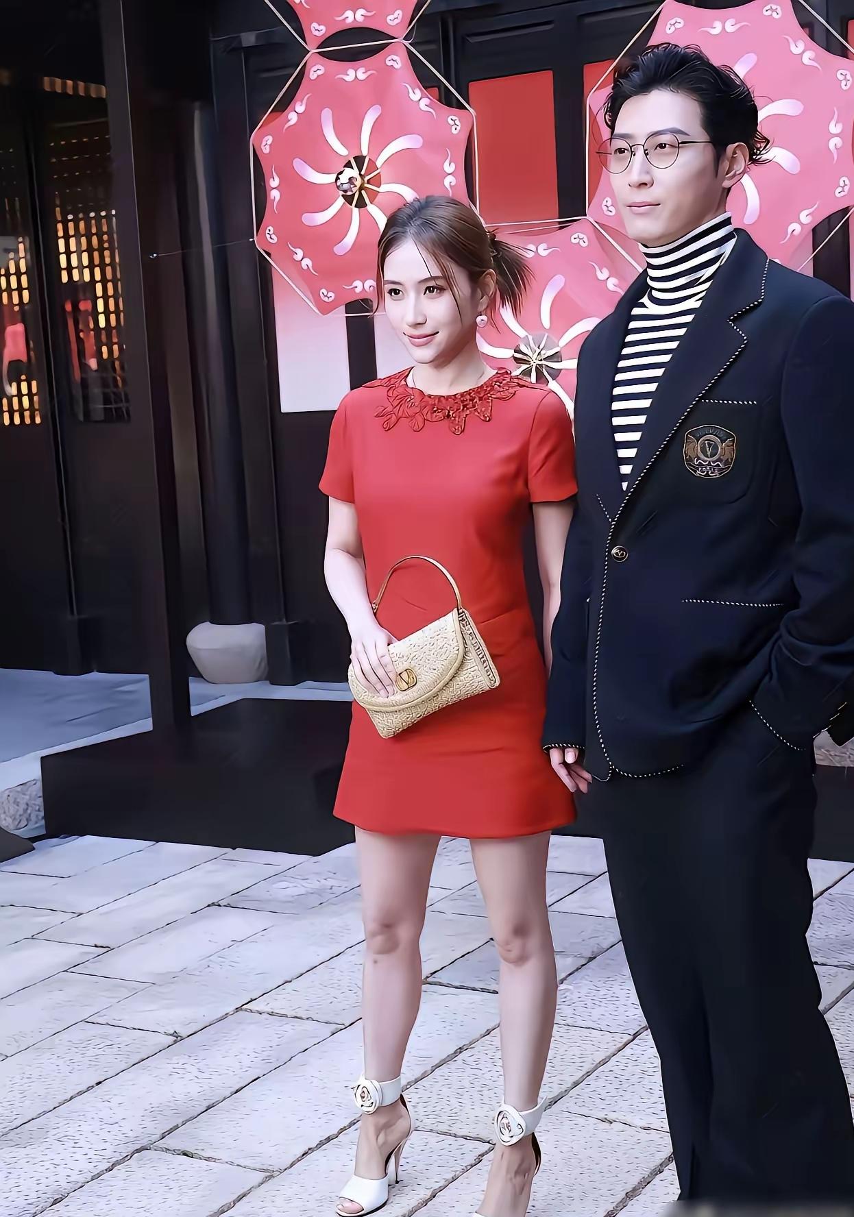 窦骁怎么被她迷上的
何超莲和小S有一拼
高跟鞋造型是标配
脚是腿长的一部分
窦骁