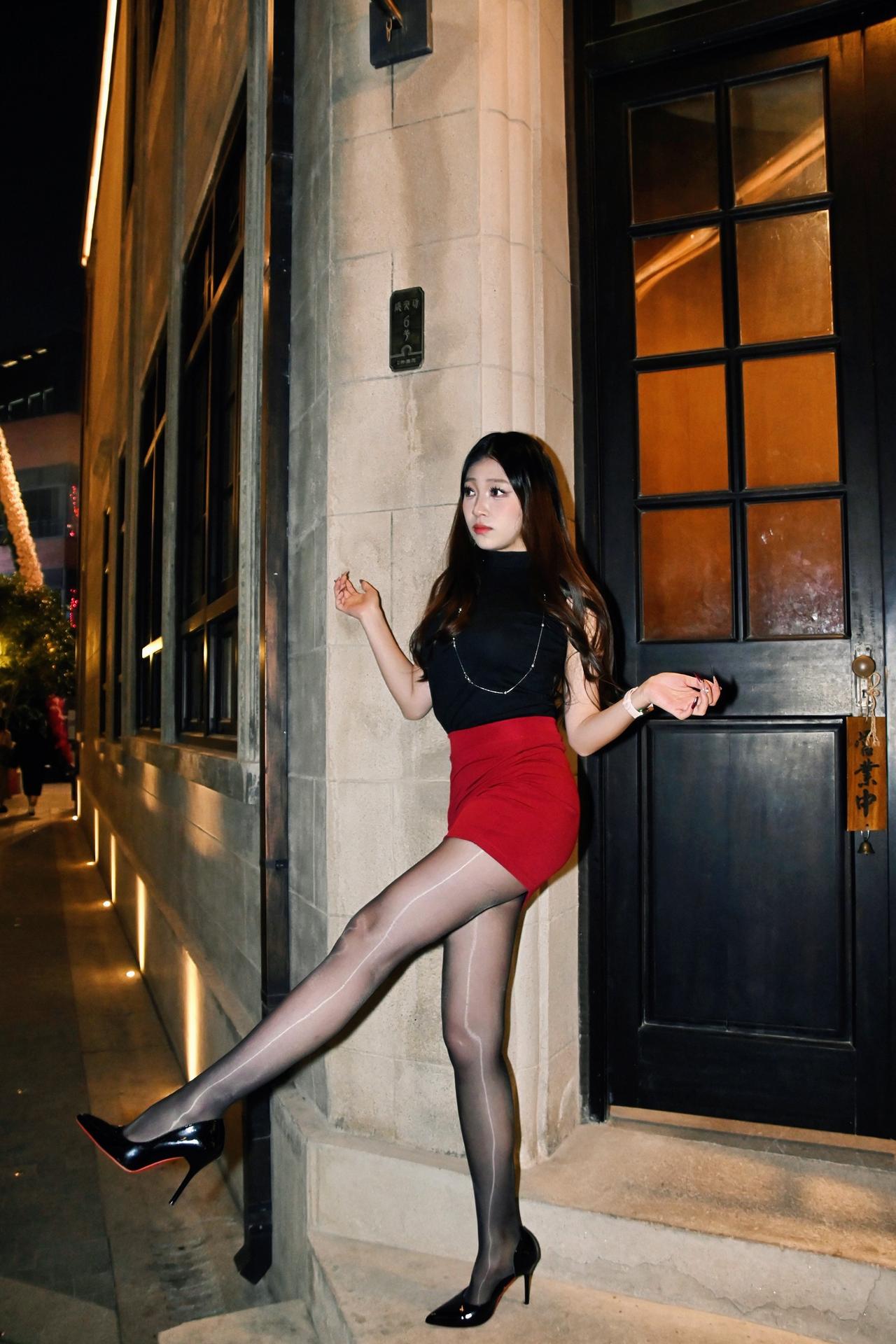 尼康z30夜晚直闪
✨：神牛480
预设：玩具10
白平衡：5000
辣妹穿搭大