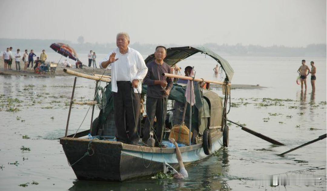 照片名称：挟尸要价！时间2009年10月24日！事件：捞尸要价争执！人物：穿白衣