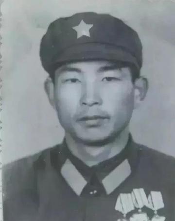 1980年，年轻战士许明习陷入越军重围，弹尽粮绝之际，敌军见他形单影只，愈发猖狂