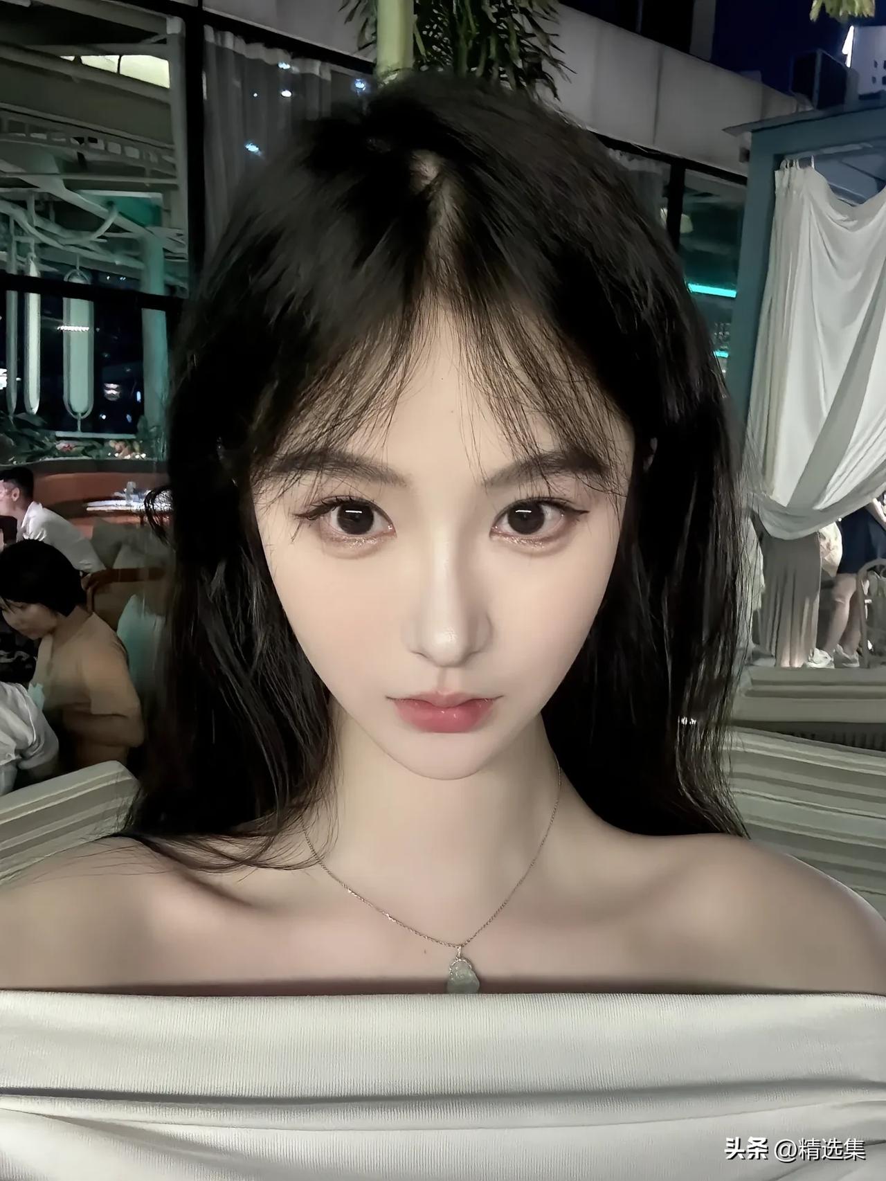 自律且爱自己的女人也魅力十足。她们有自己的生活节奏，下班健身、烘焙，一个人也能乐