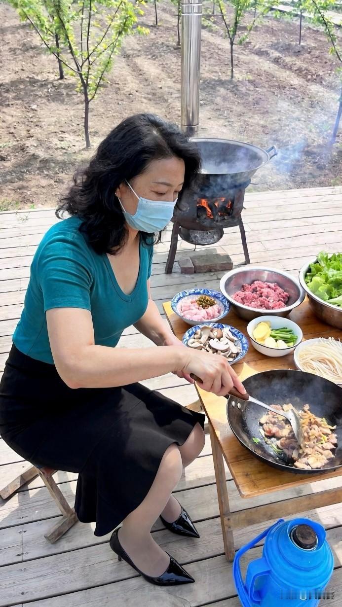 柴火灶一开，铁锅一颠，油烟一冒，这才叫做饭！