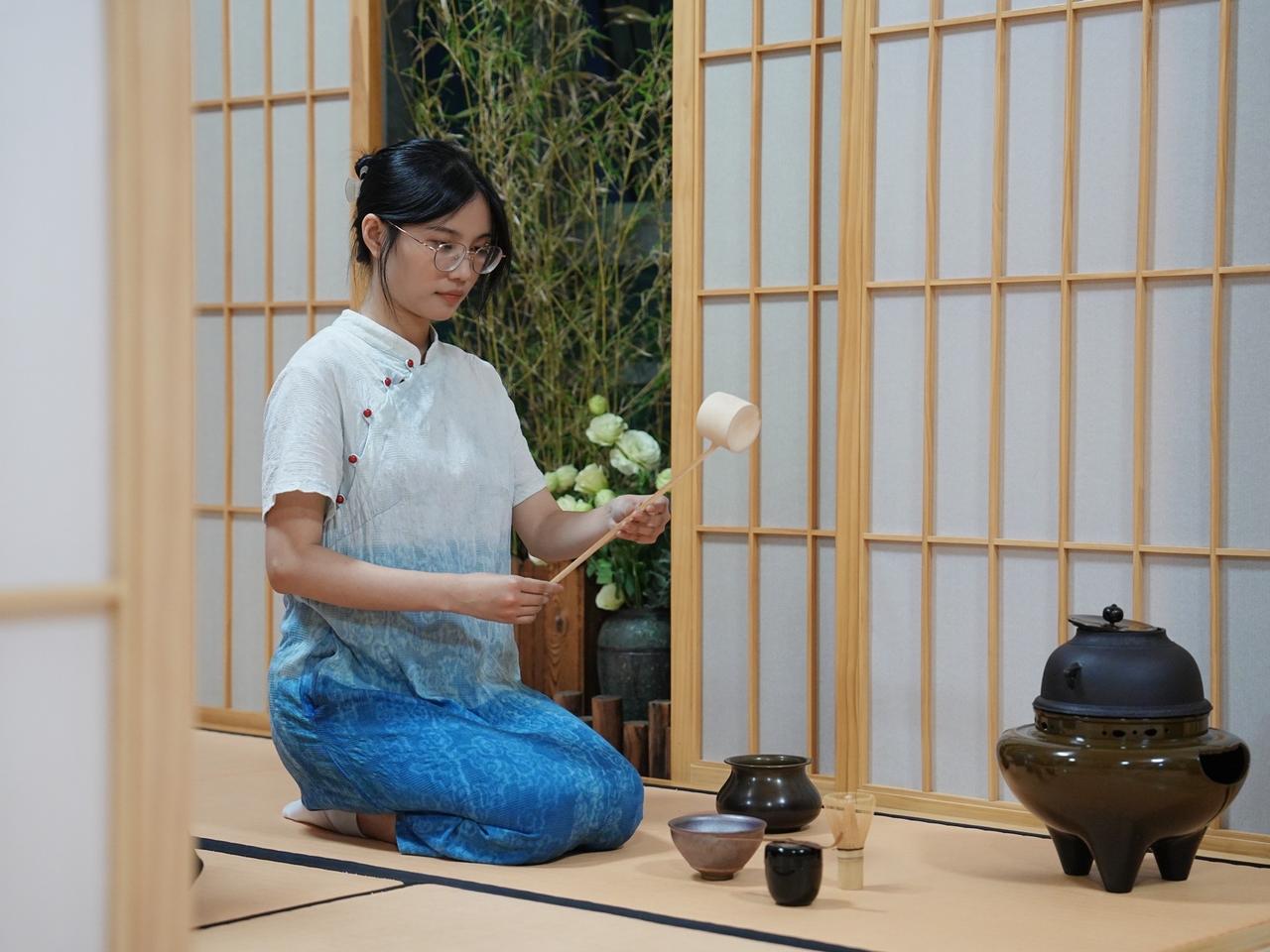 在深圳南山的一处静心减压的歇心茶室点茶哦。正念 义工 歇心茶室 点茶