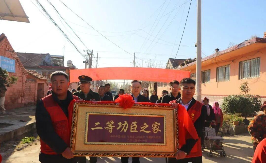 近日，青岛平度市退役军人事务局联合平度市武装部、仁兆镇政府为荣立二等功的仁兆镇南