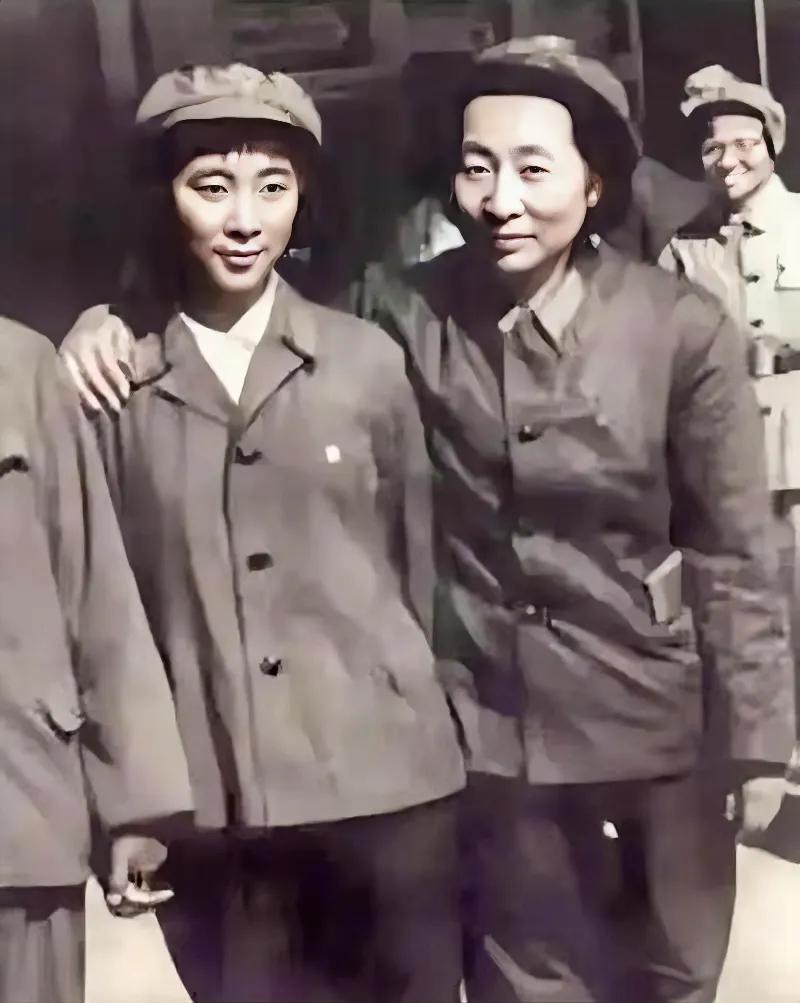 母女俩长得好像！林豆豆和母亲的合影。