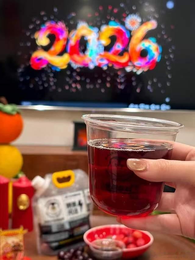 有些日子眨眨眼就过去了，明天就是明年了。这一年，我爱上了自己，接纳自己的不完美。