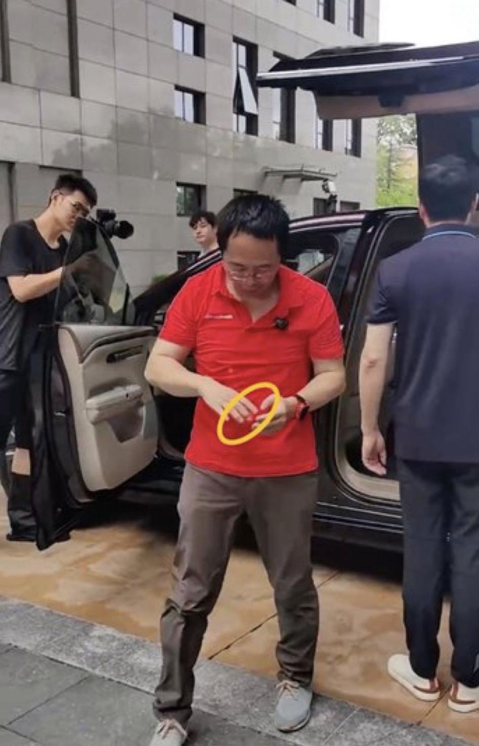 周鸿祎体验埃安车门防夹，却惨遭夹手……不说身价上百亿，周鸿祎还有攀岩的爱好，手夹
