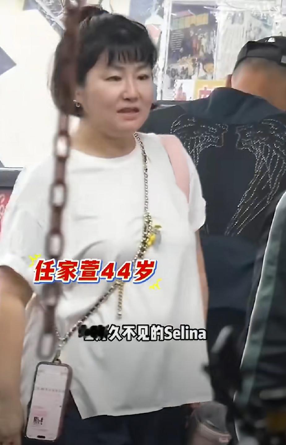 8月19日，台媒拍到了selina和男友一起接儿子放学的照片，男友小徐抱着儿子走