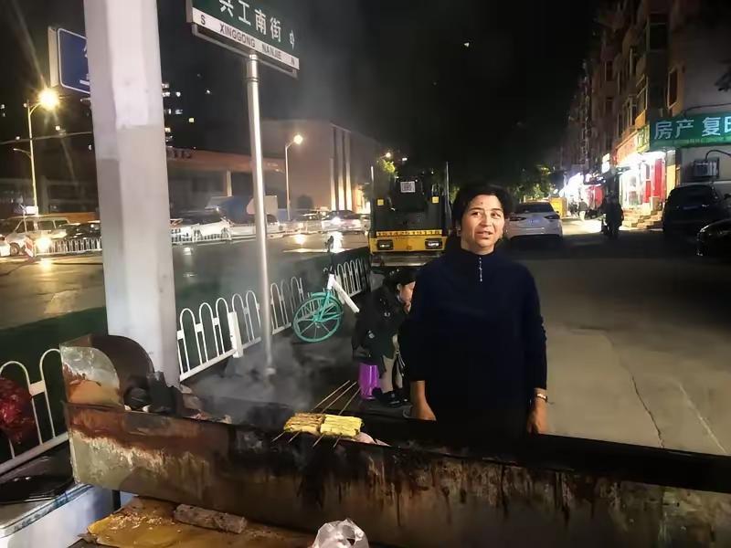 沈阳夜市18名男子吃180串炸串喝光5瓶白酒，结账时老板追出去痛哭。东北沈阳夜市