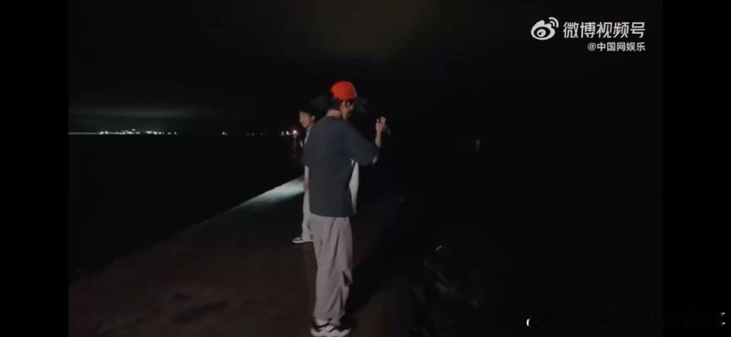 #居然在综艺里看到了蓝眼泪现象#岛屿少年们约定好一起去海边看蓝眼泪，这其中不仅有