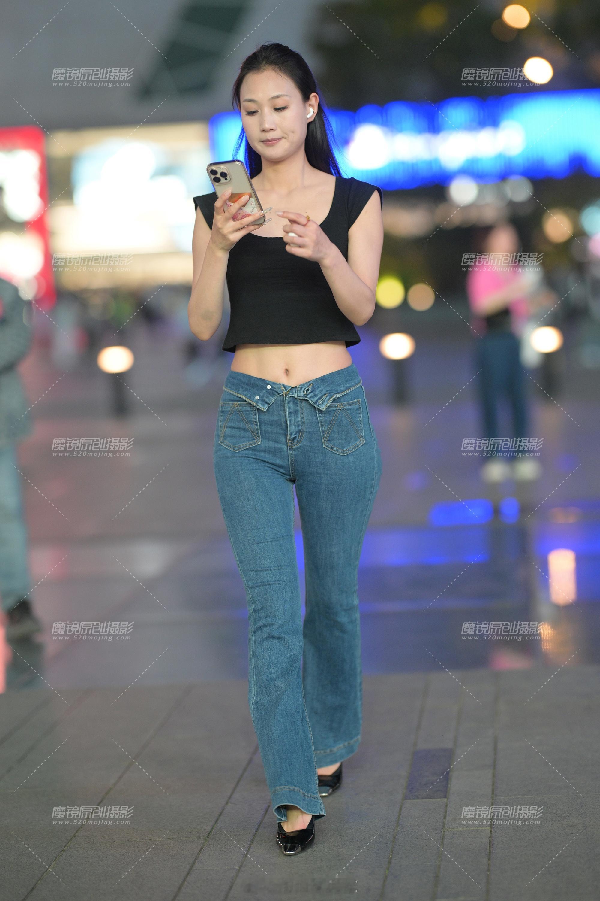牛仔裤小姐姐觉得这柱子可以当凳子！ ​​​