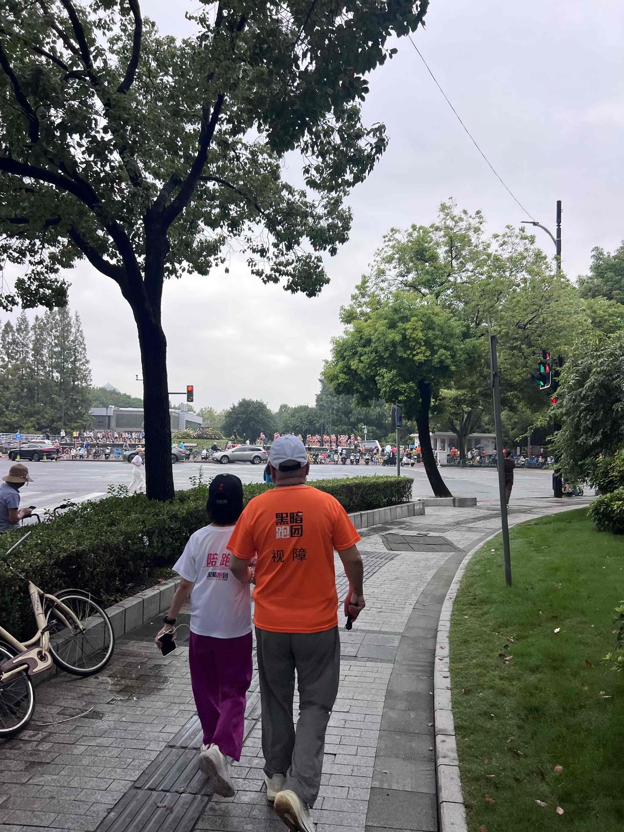上海还是一座很有温度的城市
盲人的生活不便，很多盲人都只能在家里。而这个黑暗跑团