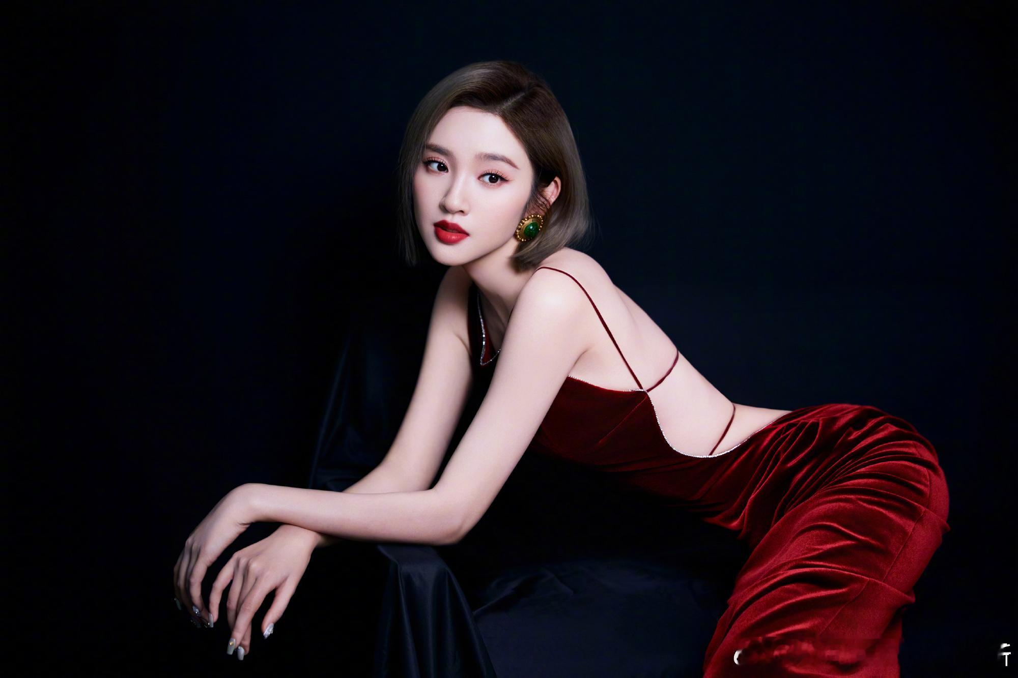 唐艺昕裸背红裙 唐艺昕裸背红裙，这是真妈妈级别[傻眼][傻眼][傻眼] ​​​