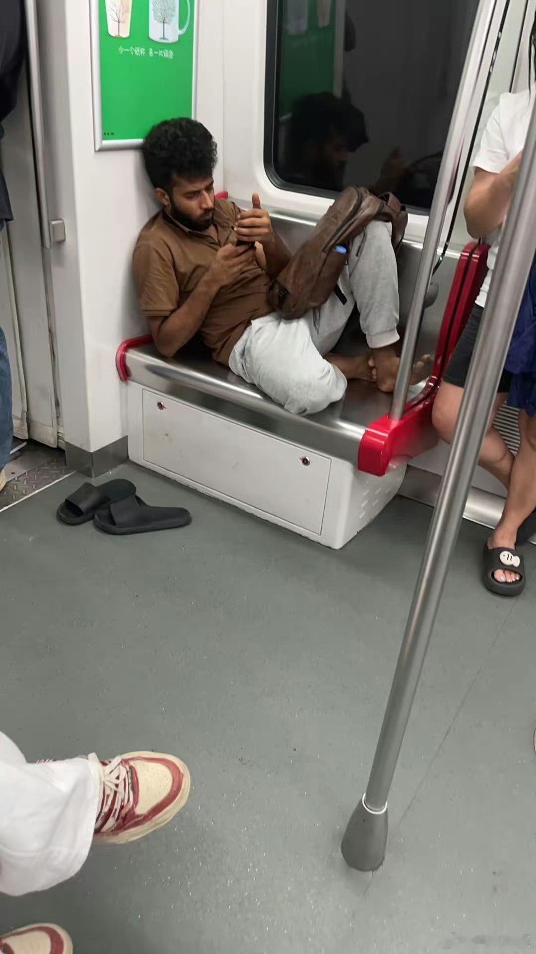 广州。印度人。这是地铁座位正确打开模式吗？ 