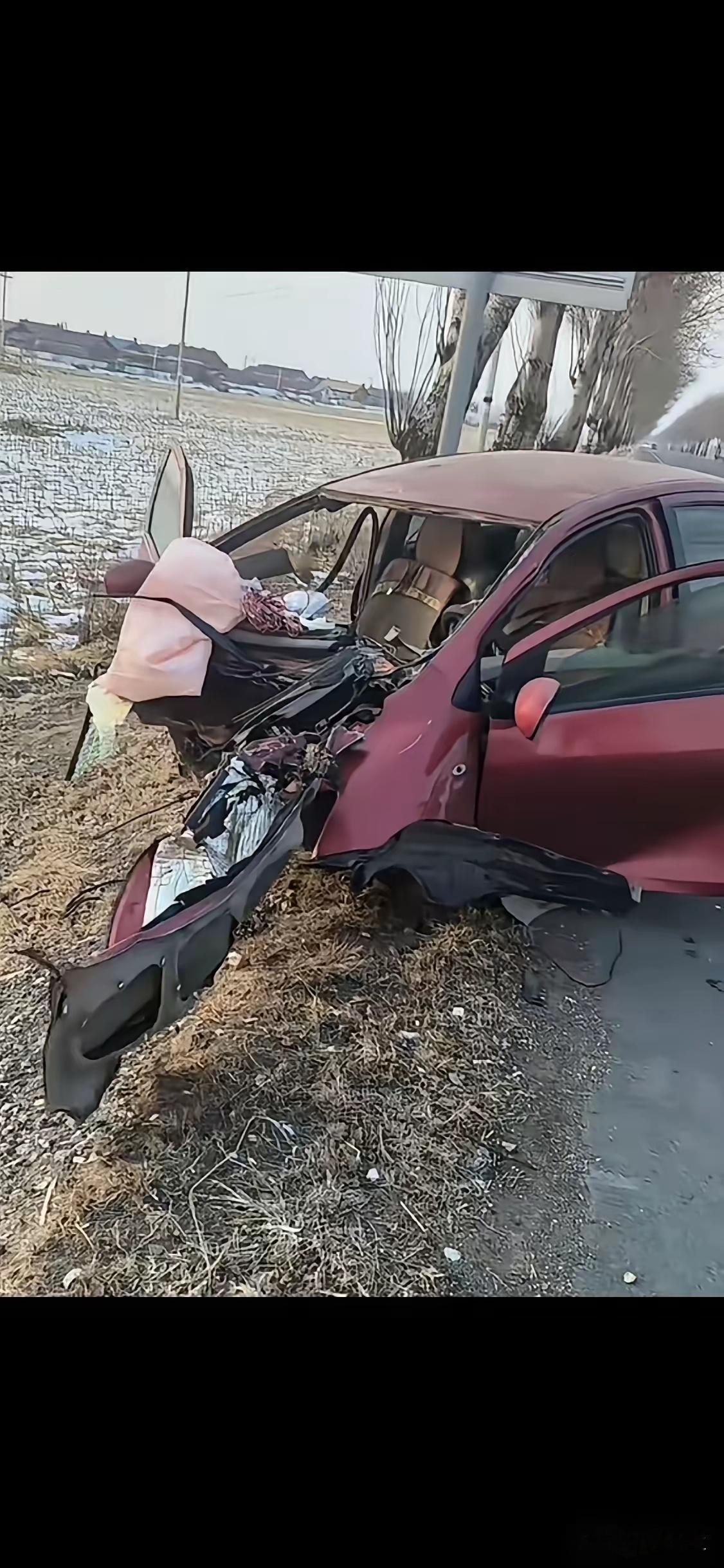 丰田汽车就是牛👍今天上午回老家用的路上，撞见一起交通事故。一辆红色丰田轿车不知