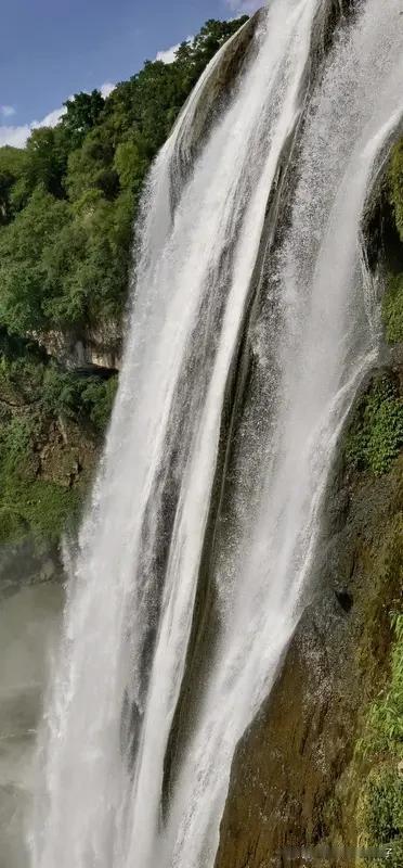 贵州的黄果树瀑布堪称中华第一瀑布，那壮观程度，简直绝了！它落差77.8米，宽达1