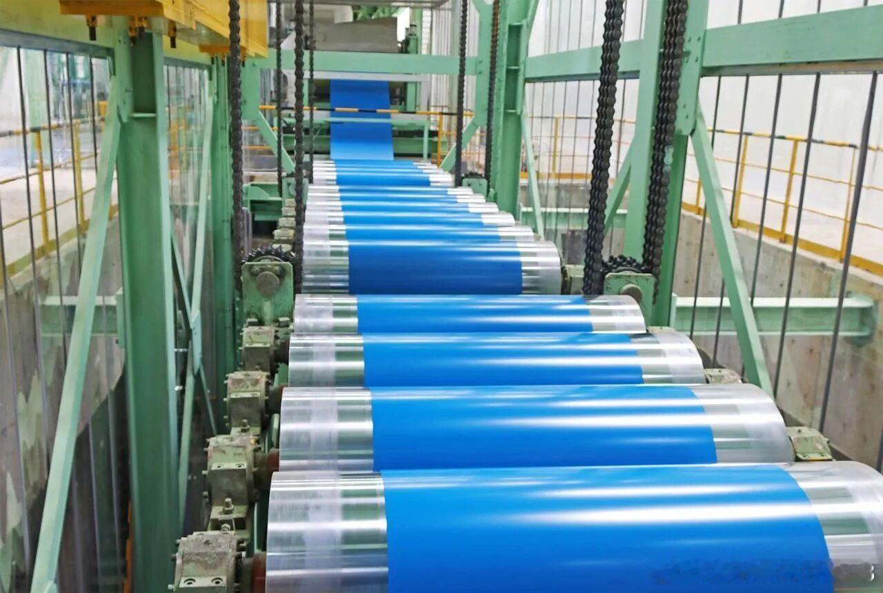 近日，敬业集团高品钢科技公司成功量产极限宽度达1299mm的家电彩涂板。这不仅丰
