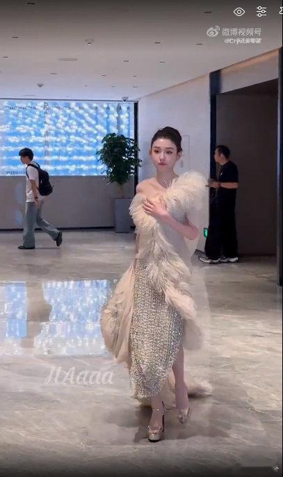 宋祖儿白色羽毛裙宋祖儿这条白色羽毛裙也太仙了吧！走路带风像个精灵，颜值永远在巅峰