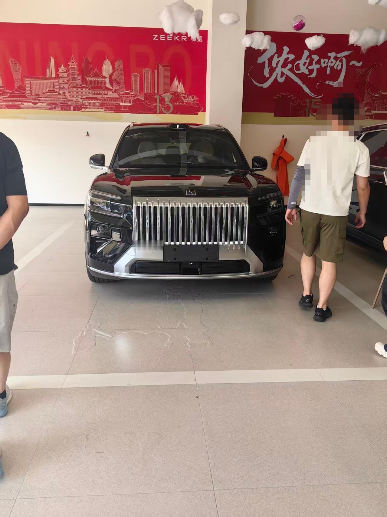 网友投稿，宁波某极氪交付中心，交付车辆有一半是极氪8x新公路之王 ，在大本营销量