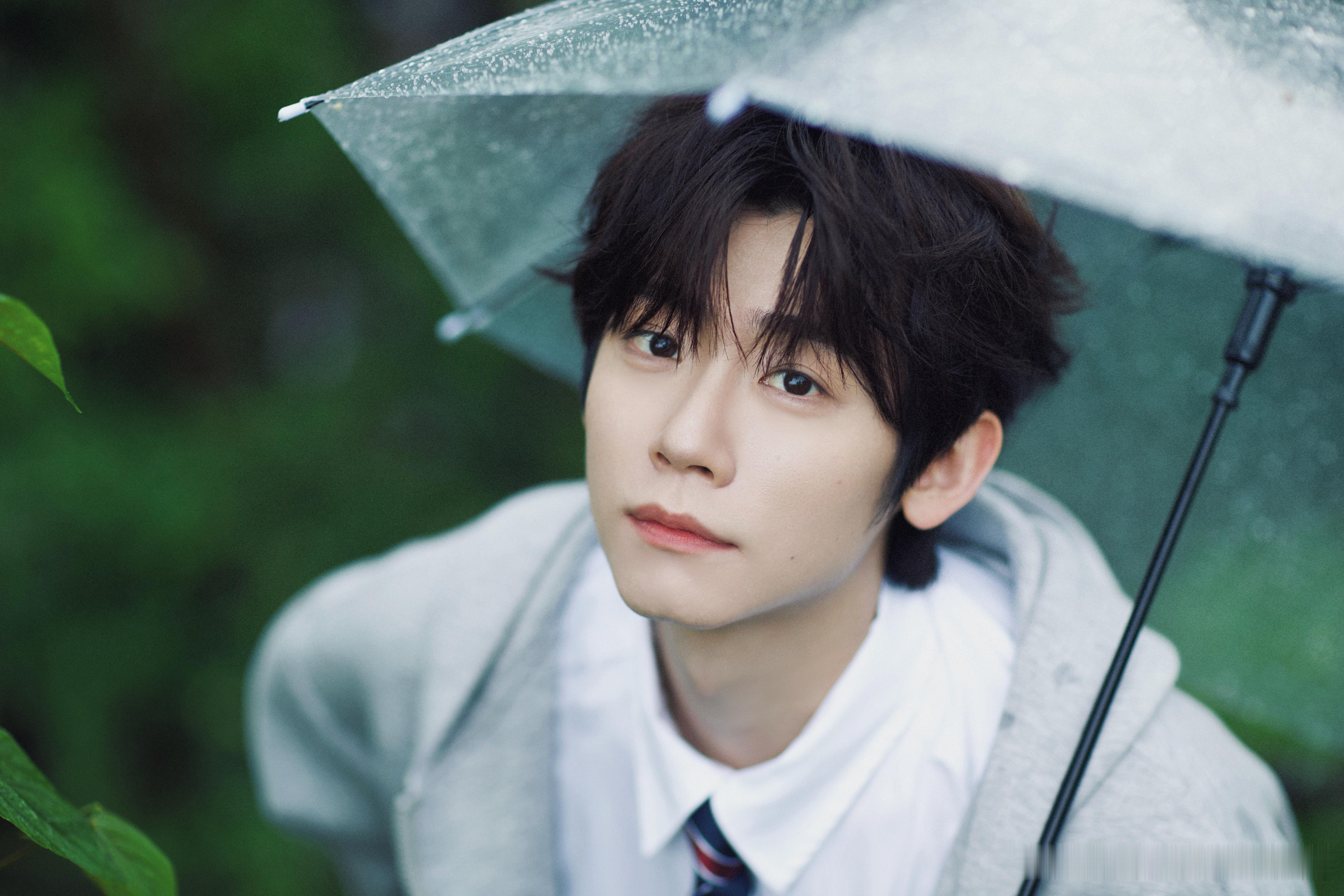 李卿  🥬天猫618超搭好物卿囊相授“我以玫瑰执笔书写这份岁月文章即使双手满是