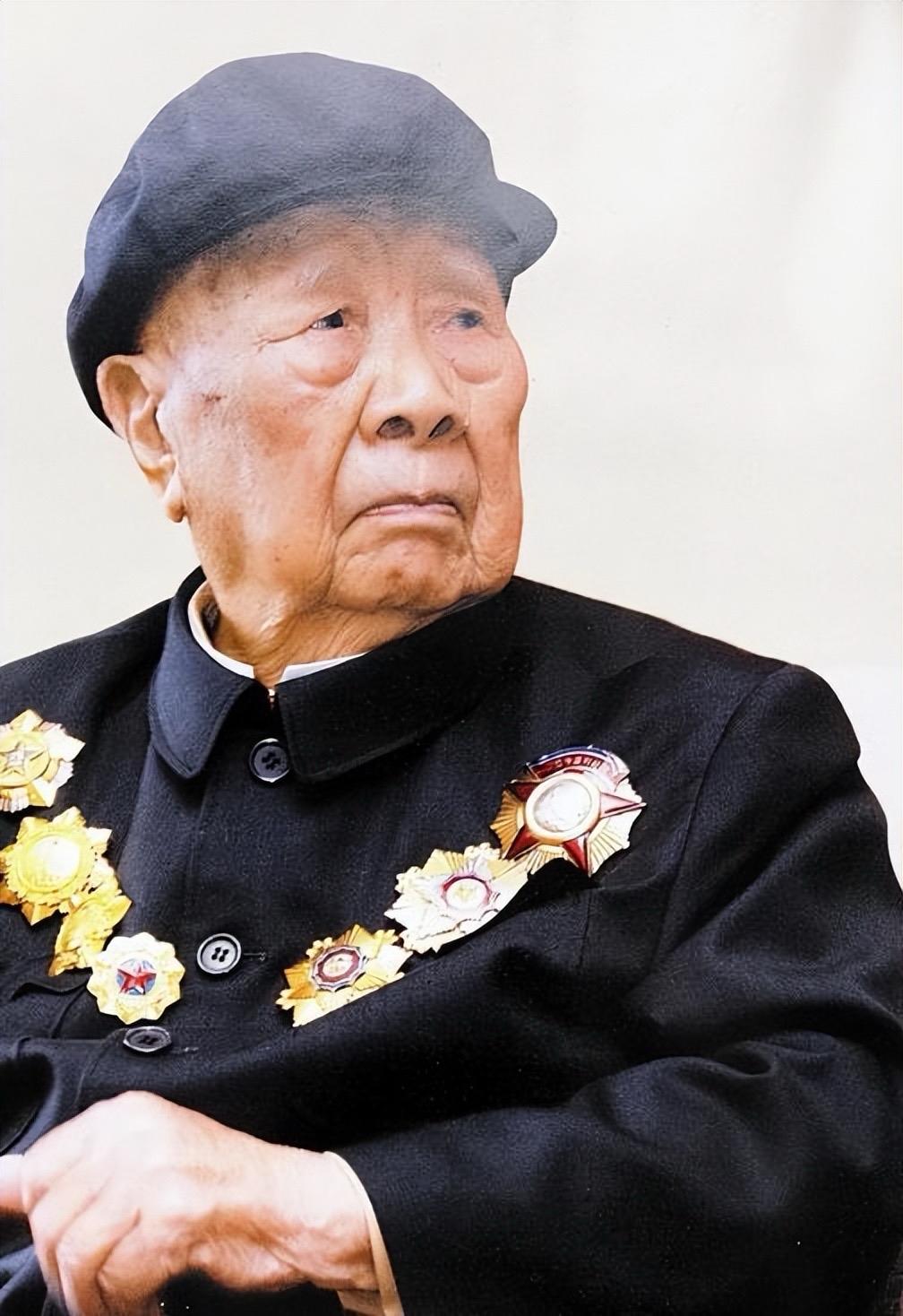 1984年，开国中将曾思玉退休后，到大连一水库钓鱼，钓着钓着，水库负责人走了过来