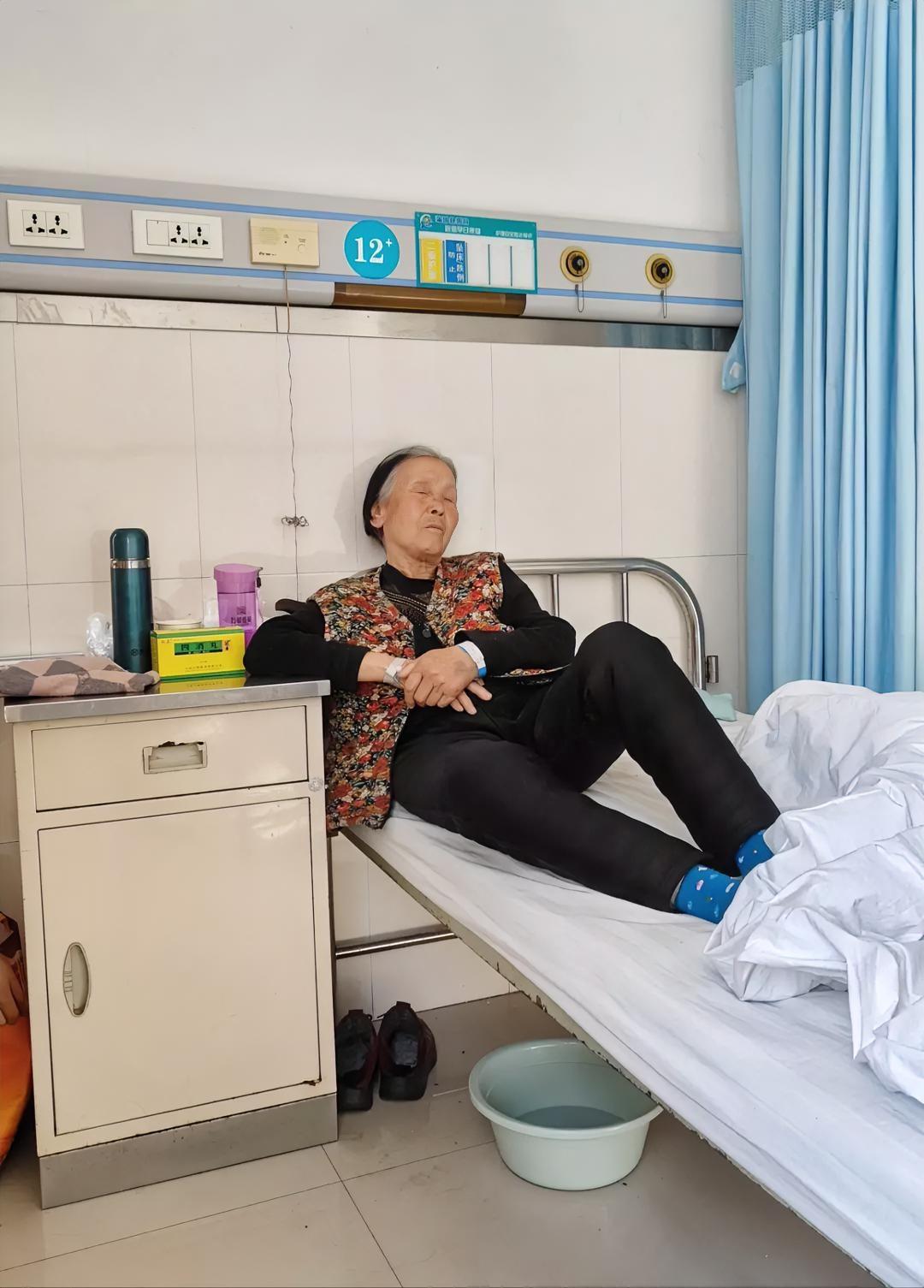 我妈住院后遗症笑不活了！回家后天天喊我下楼“抽烟”饭点盼着饭车来
 
家有刚出院