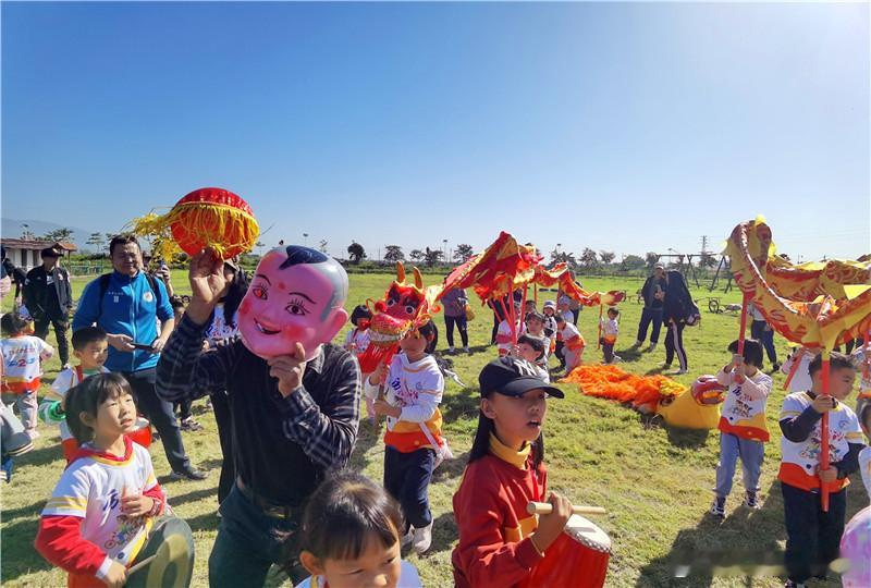 广东企业老板躲避春节酒席红包，一家人来到犇牛牧场当牧童享清闲。春节是中国最重要的