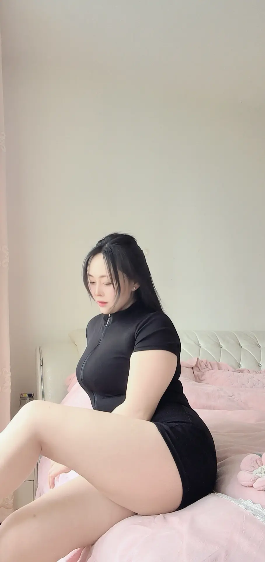 “后来 时间磨平了棱角          带走了锐气  只剩下平静”