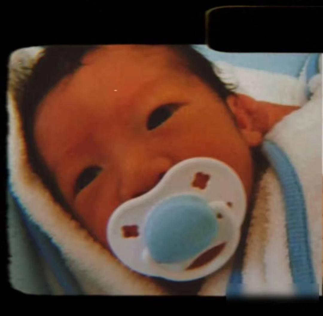 张柏芝为大儿子庆18岁生日张柏芝突然在平台发了一张大儿子Lucas的出生照，说是