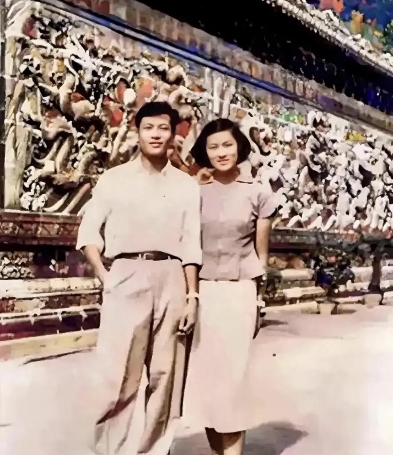 这是洪君彦与章含之的婚后留影，左侧为北大经济学教授洪君彦，右侧是章士钊养女、曾担
