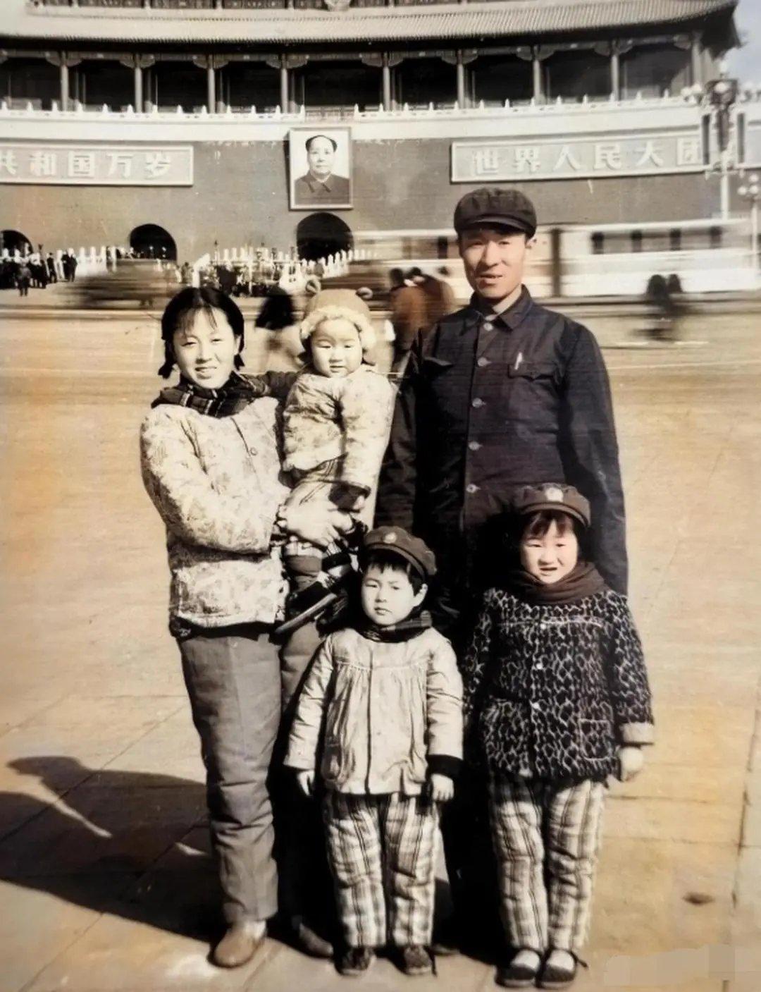 上世纪70年代，一家五口在天安门前，留下了这张全家福。

照片中的男人，身着青灰