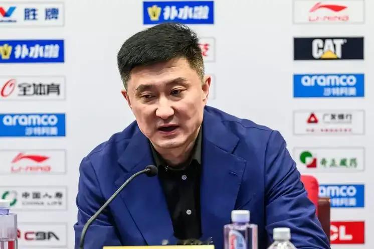 杜锋：今天大家至始至终做得都还不错，因为队伍现在很困难，今天小徐和小胡身体都不好