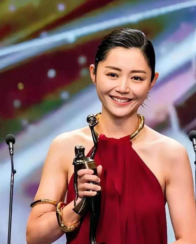 特意查了一下卫诗雅的出身。不查不知道，一查才发现，卫诗雅根本就不是专业的演员出身